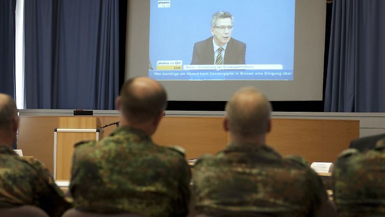 Soldaten der 1. Panzerdivision verfolgen in Hannover die Pressekonferenz von de Maizière.