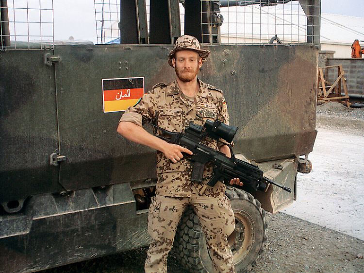 Bundeswehr-Soldat Frank Beha steht mit seinem Sturmgewehr im Camp Warehouse in Afghanistan.
