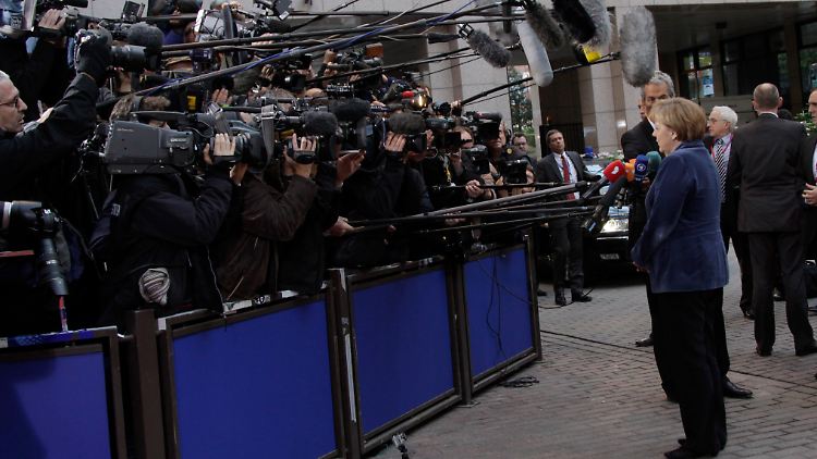 Merkel wird von der Presse belagert.