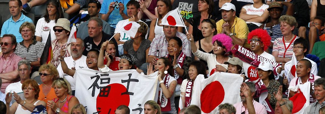 Japanische Fans unterstützen im Beriner Olympiastadion ihre Athleten.