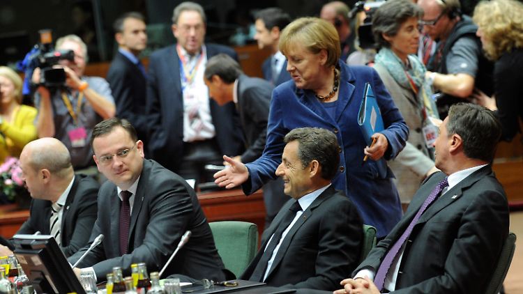 Zäh, aber erfolgreich: Kanzlerin Merkel mit (von links, sitzend) Schweden Ministerpräsident Reinfeldt, Tschechiens Premier Necas, Frankreichs Präsident Sarkozy und Sloweniens Premier Pahor.