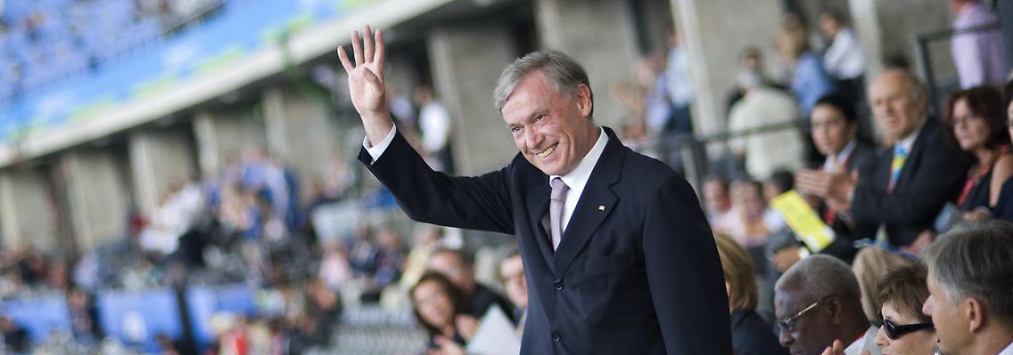 Horst Köhler grüßt die etwa 40.000 Zuschauer.