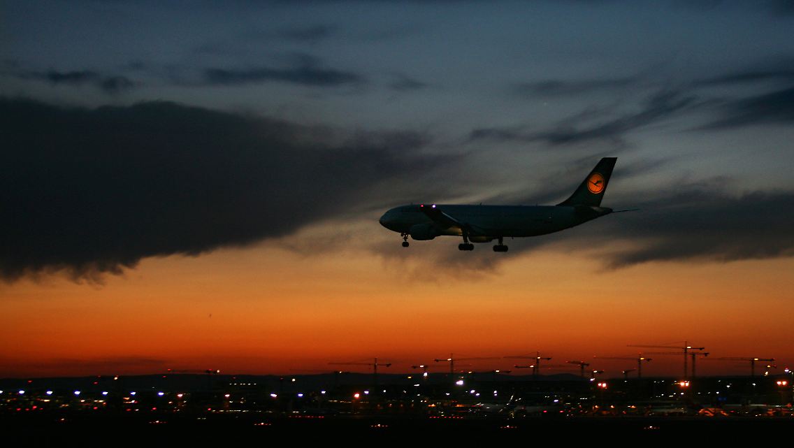 Ein Airbus der Lufthansa landet auf dem Flughafen in Frankfurt.