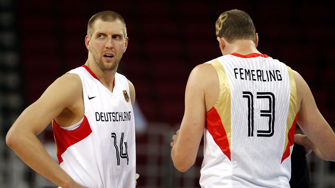Zwei Riesen des deutschen Basketballs: Dirk Nowitzki und Patrick Femerling. Zumindest Letzterer könnte Dirk Bauermann bei der EM in Polen zur Verfügung stehen.