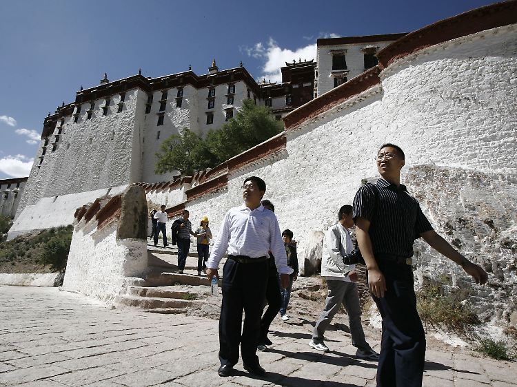 Chinesische und ausländische Touristen kommen wieder nach Tibet.