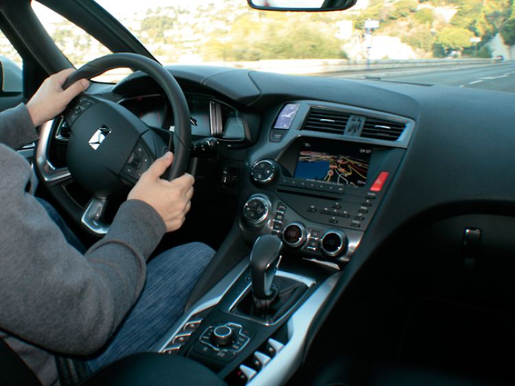 Modern und geschmackvoll, aber nicht übertrieben futuristisch: das Cockpit.