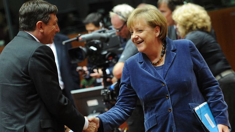 Erleichterung bei Angela Merkel (Handschlag mit ihrem slowenischen Kollegen Borut Pahor).