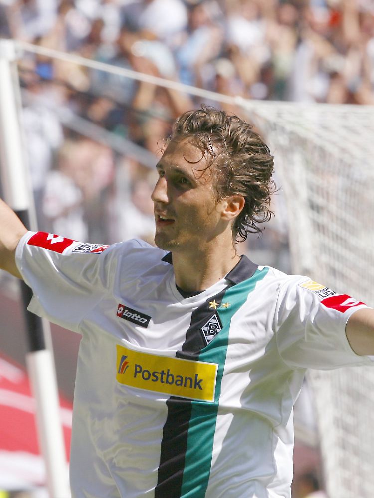 Der Gladbacher Torschütze Roel Brouwers jubelt nach dem 1:0.