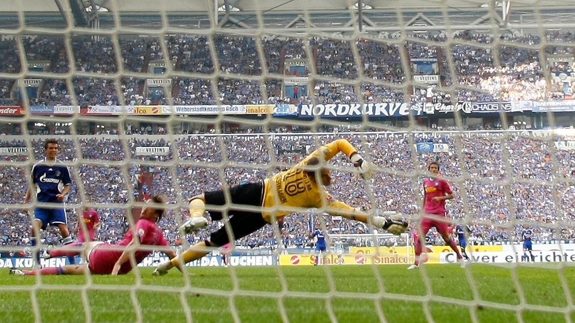 Philipp Heerwagen kann das 1:0 durch Christoph Moritz nicht verhindern.