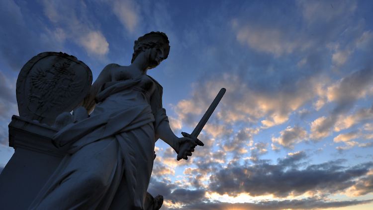 Zum Kampf bereit steht die Europa in den Herrenhäuser Gärten in Hannover.