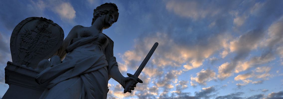Zum Kampf bereit steht die Europa in den Herrenhäuser Gärten in Hannover.