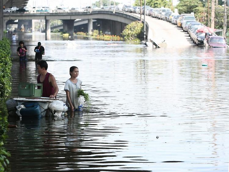 Waten im Wasser: Randgebiete von Bangkok sind bereits überflutet, in den nächsten Tagen ist mit Überschwemmungen in allen Stadtteilen zu rechnen.