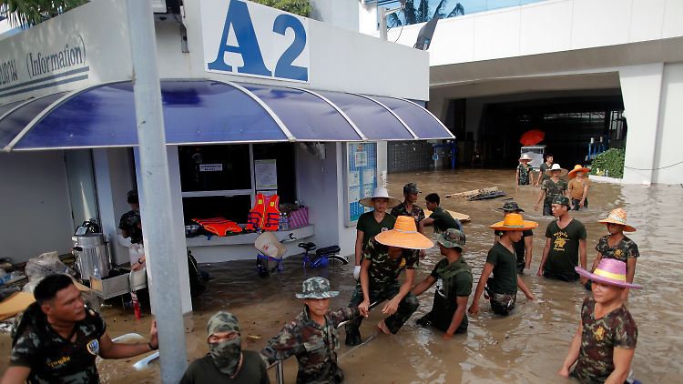 Hochwasser in der Hightech-Fabrik: Im Industriegebiet von Bang Pa-In bewachen Soldaten ein Werk von Western Digital.