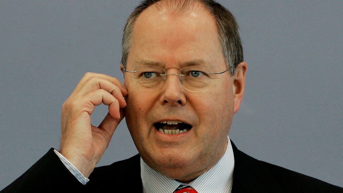 Bleibt gelassen: Finanzminister Steinbrück muss am Donnerstag vor den Ausschuss.