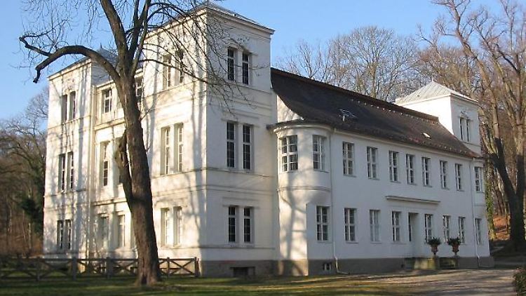 Sanatorium Schloss Tegel. Sanatorien waren am Ende des 19. Jahrhunderts vor allem wohlhabenden Menschen vorbehalten.