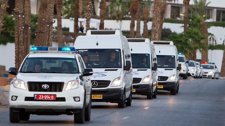 Israelische Fahrzeuge bringen die ägyptischen Gefangenen an die Grenze.