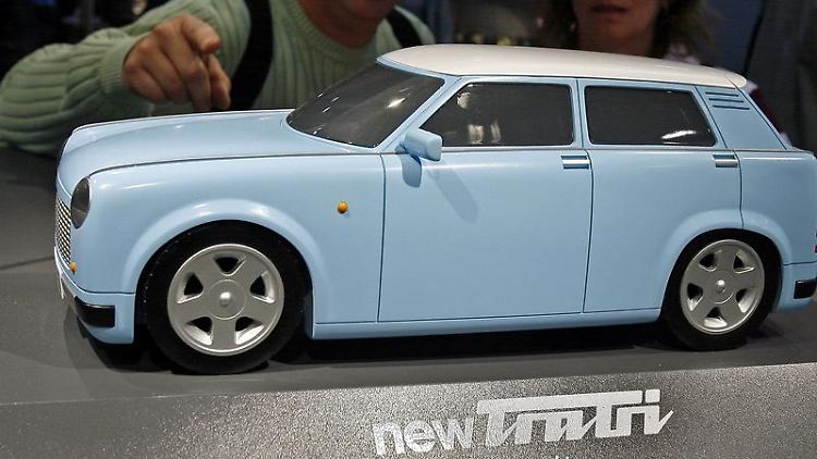 Messebesucher in Leipzig bestaunen 2007 das Modell "newTrabi". Auf der IAA 2009 in Frankfurt soll eine echte Version vorgestellt werden.