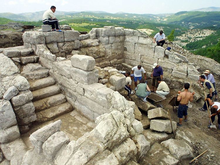 In Bulgarien gibt es auch andere herausragende Ausgrabungsstätten. Hier der Tempel der Thraker in der Felsenstadt Perperikon.