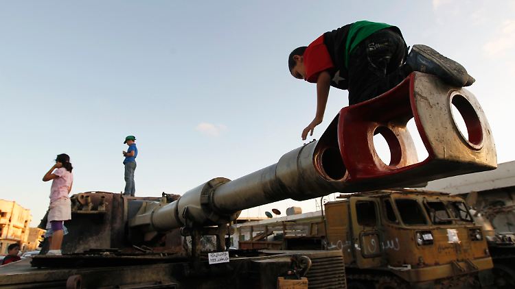 Kinder in Libyen spielen auf einem Panzer.