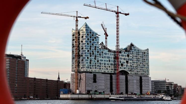 Die Elbphilharmonie soll ein neues Wahrzeichen Hamburgs werden. Derzeit wird daran noch kräftig gebaut, aber selbst das lockt schon viele Touristen an.