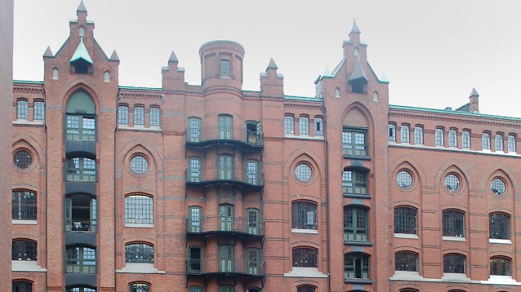 Traditionsreiche Umgebung: Gleich neben der HafenCity ist die Speicherstadt zu finden. Die in den Himmel ragenden Backsteinbauten stehen dort schon seit Kaisers Zeiten.