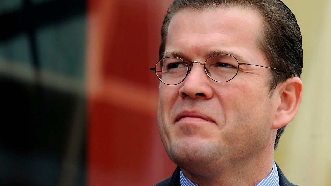 Kommt derzeit nicht aus der Kritik: Wirtschaftsminister Guttenberg.