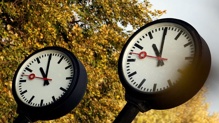 Zurück. Denn jetzt stellt man die Gartenstühle wieder zürück in den Schuppen.