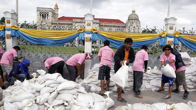 Sandsäcke gegen die Flut: Immer mehr Bezirke von Bangkok sind von den Wassermassen bedroht.