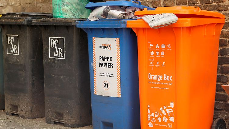 Eine orange Wertstofftonne in Berlin.