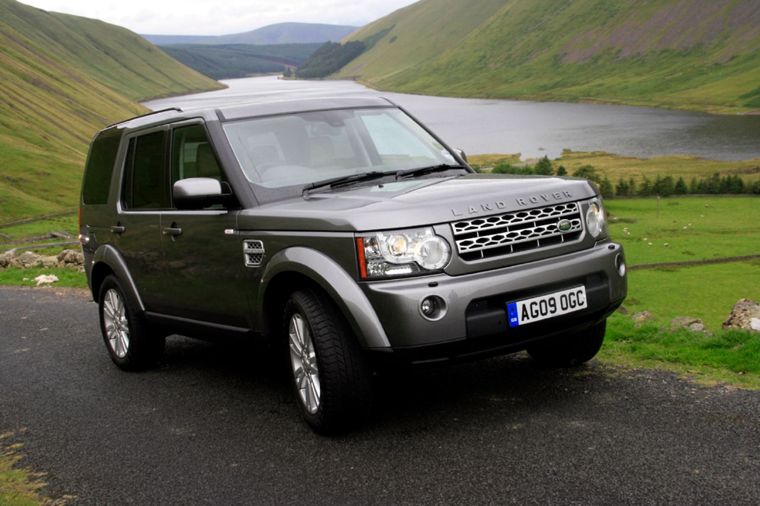 Der neue Land Rover Discovery ist an zwei Querstreben mit Rhombengittern im Kühlergrill und LED-Tagfahrlicht zu erkennbar.