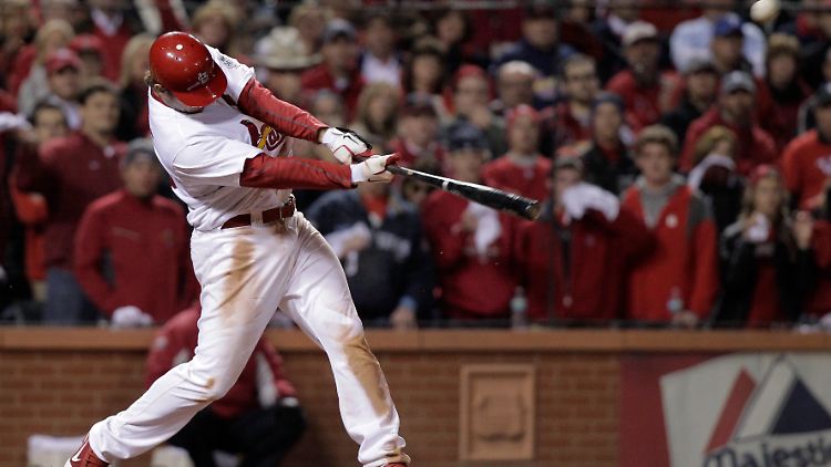 David Freese von den St. Louis Cardinals schlägt im 11. Inning einen Homerun.
