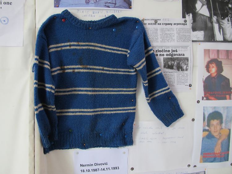 Spuren des Bosnienkrieges: Im Geschichtsmuseum zeugt ein blutbefleckter Kinderpulli von der Belagerung Sarajevos, die 1992 begann.