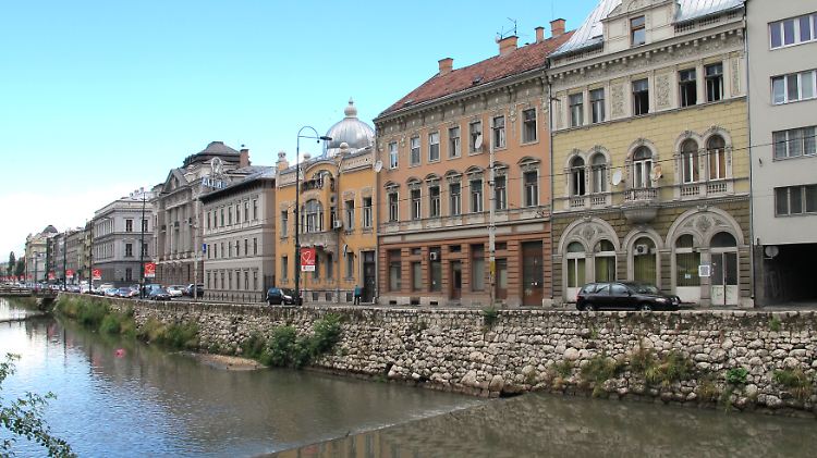 Sarajevo hat viele hübsche Ecken. An manchen Häusern sieht man aber immer noch die Einschusslöcher aus der Zeit des Bosnienkrieges.