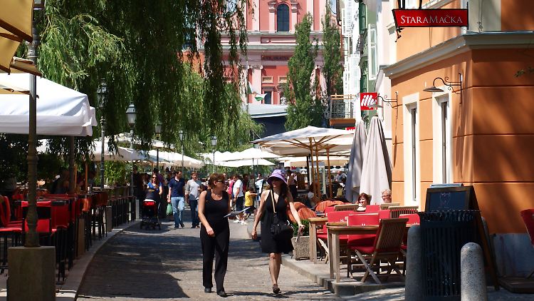 Beschauliches Leben in der kleinen Hauptstadt: Am Ufer der Ljubljanica reihen sich Cafés und Cocktailbars aneinander.