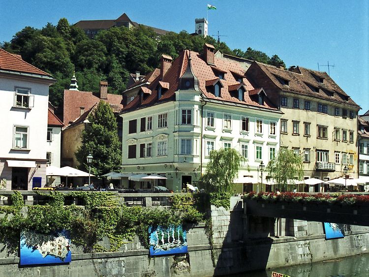 Kein Unterschied zu Österreich oder Italien: Der Euro gilt in Slowenien seit Anfang 2007, und in Kürze ist der Staat - hier ein Blick auf die Burg in Ljubljana - auch ein "Schengen-Land".
