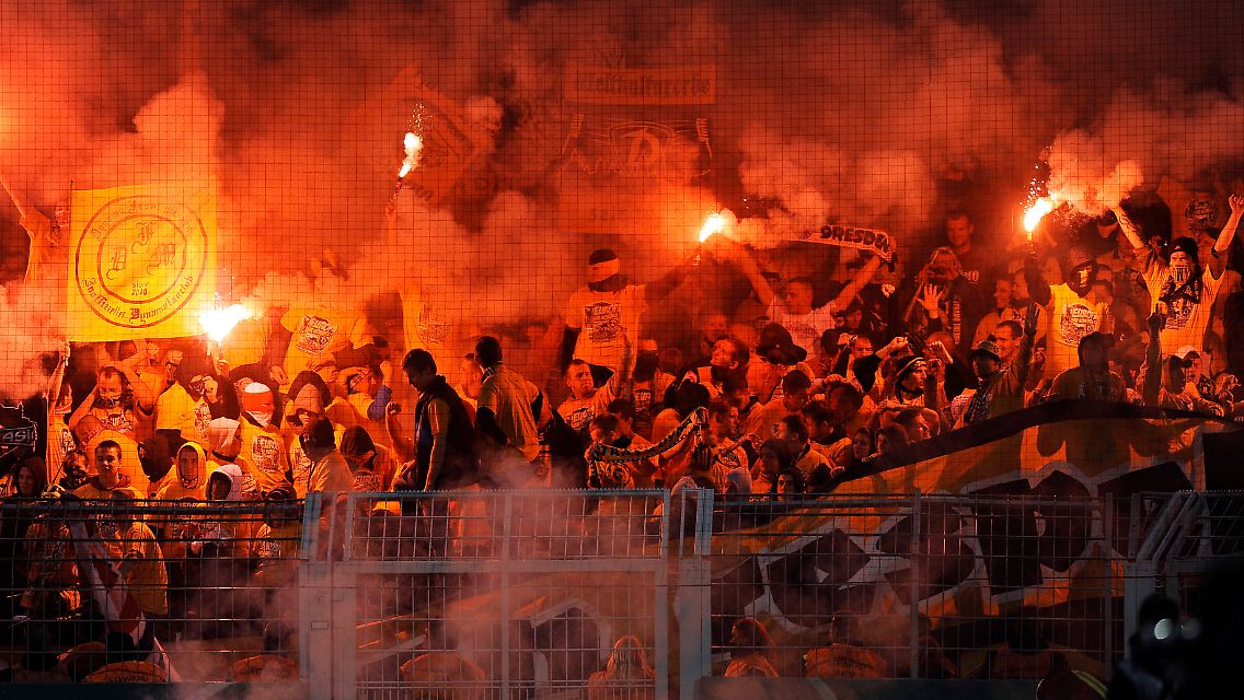 Sieht gut aus, ist aber gefährlich: Dresdener Fans in Dortmund.