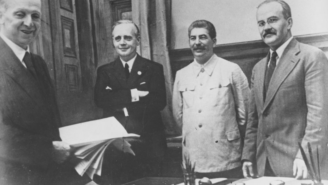 Ribbentrop (2. von links), Stalin (Mitte) und Molotow (rechts) nach der Unterzeichnung des Nichtangriffspakts.