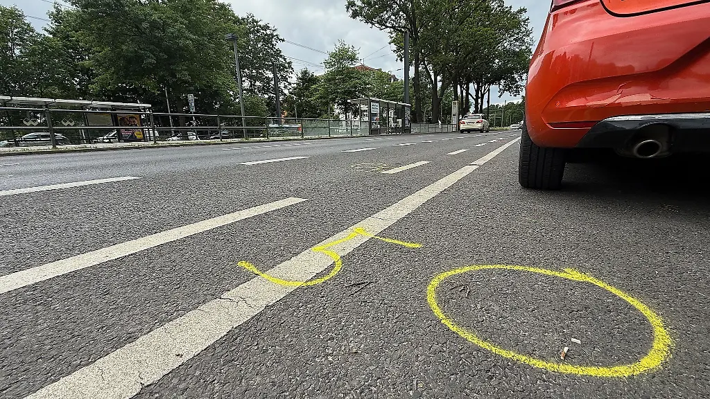 Kreide-aufgezeichnet-von-der-Polizei-zeigen-auf-der-Strasse-an-der-Wuhlheide-Fundorte-von-Spuren-nach-einem-toedlichen-Verkehrsunfall