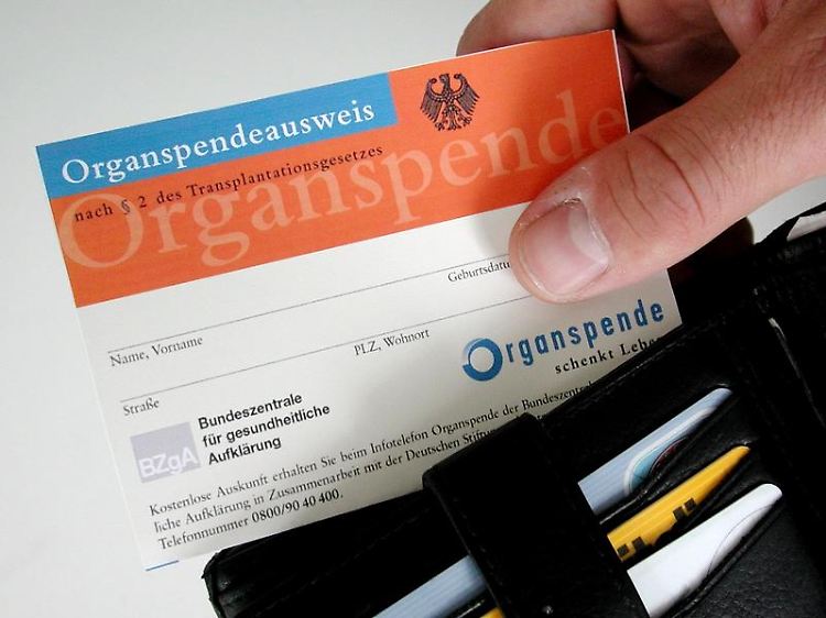 Der Organspendeausweis der Bundeszentrale für gesundheitliche Aufklärung sollte auf Reisen nicht vergessen werden.