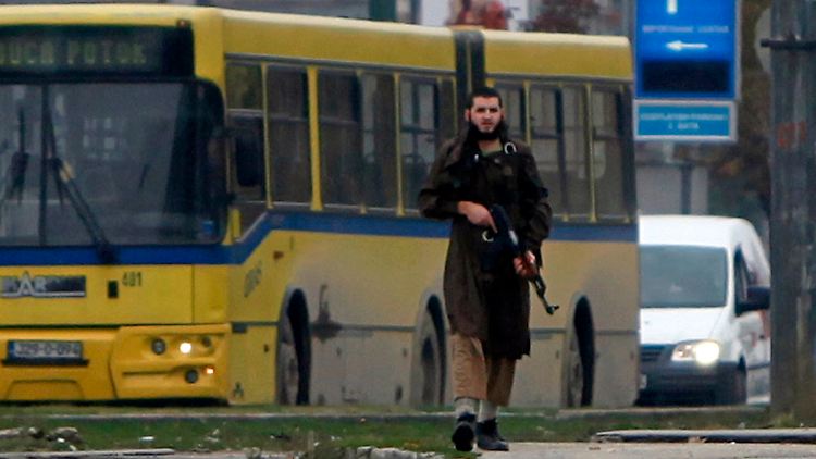 Der Schütze läuft ungeschützt durch Sarajevo und feuert anschließend auf die US-Botschaft.