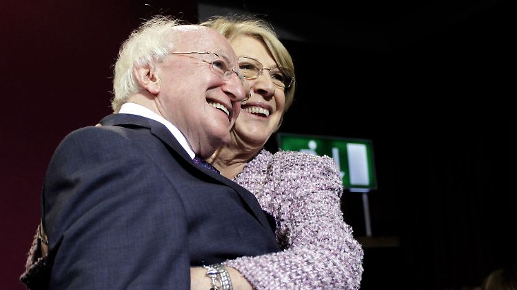 Michael D. Higgins freut sich mit seiner Frau Sabina über den Wahlsieg.
