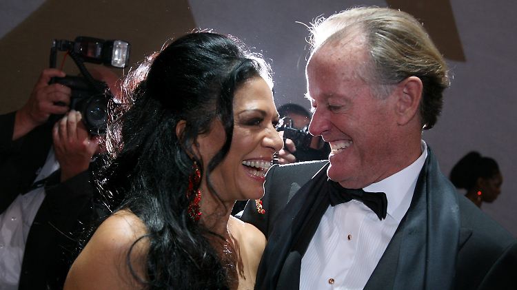 Der US-amerikanische Schauspieler Peter Fonda und die Sängerin Sheila E. amüsieren sich.