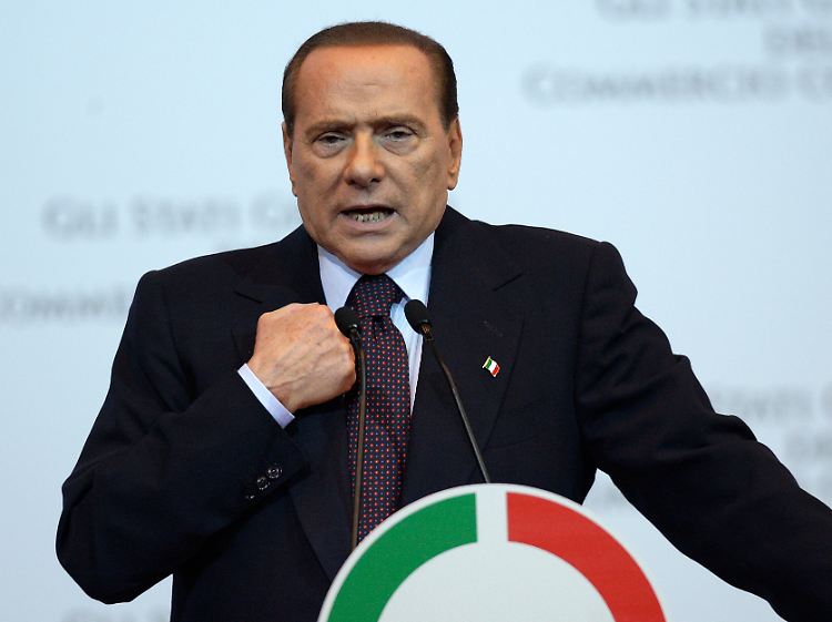 "Es gibt einen Angriff auf den Euro, der als Währung niemanden überzeugt hat, weil er nicht die Währung eines Landes ist, sondern von vielen": Silvio Berlusconi.