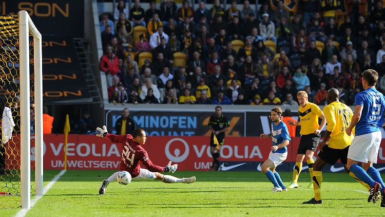 Der Dresdner Muhamed Subasic (3.vr) trifft gegen Karlsruhes Torwart Luis Robles zum 2:0.
