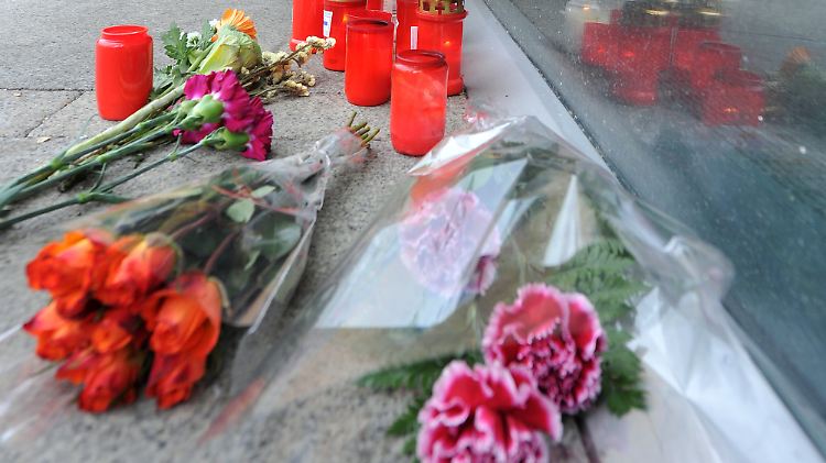 Blumen und Kerzen vor dem Polizeipräsidium in Augsburg.