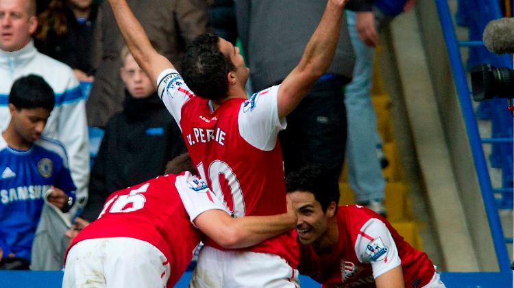 Held gegen Chelsea: Robin van Persie erzielte drei von fünf Arsenal-Toren beim Lokalrivalen.