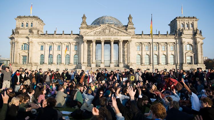 Die Occupy-Bewegung protestiert vor dem Reichstagsgebäude in Berlin.