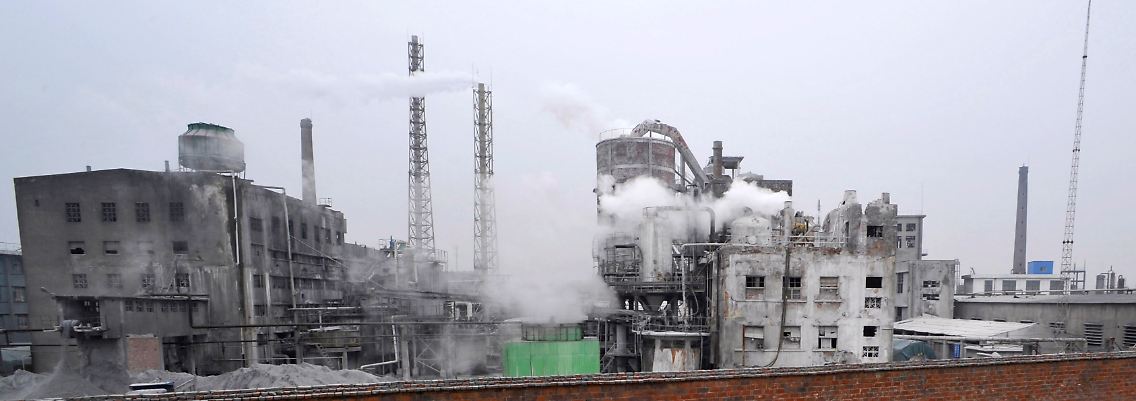 Ein Mann fährt an einer Chemiefabrik in Xiangfan in der Prvinz Hubei vorbei.