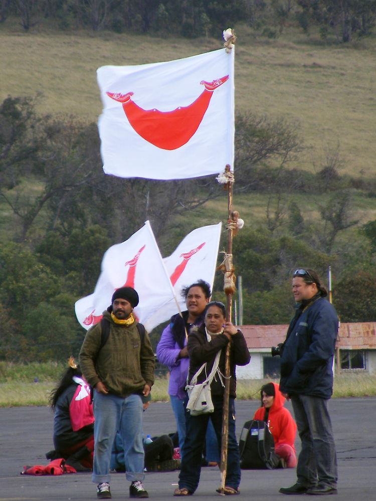 Protest auf der Landebahn des Flughafens gegen zu viele Touristen auf der Insel.
