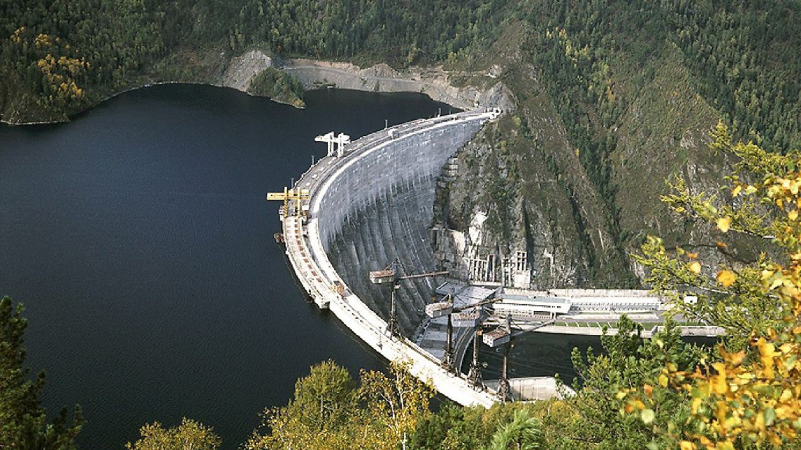Ein Blick über das Kraftwerk nahe Krasnojarsk.
